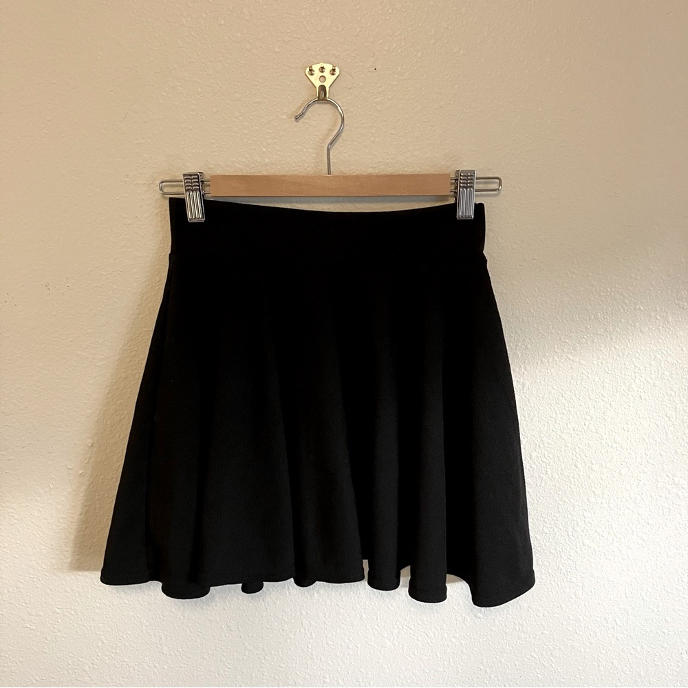 Feminine Urban Coco Black Skater Skirt Women’s Size Small